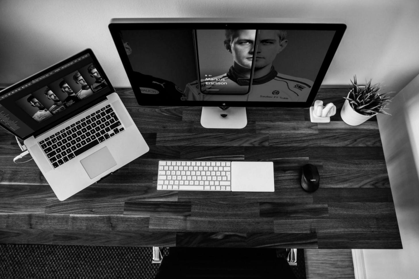 Person bei der Finanzplanung mit Unterlagen und Laptop